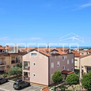 Istra, Poreč-kuća u nizu s bazenom, pogled more