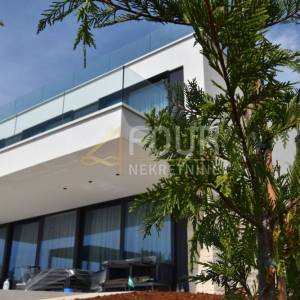 Istra, Poreč, moderna villa s bazenom, krovna terasa, sauna