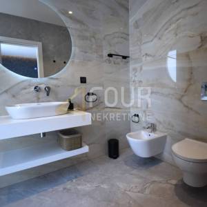 Istra, Poreč, moderna villa s bazenom, krovna terasa, sauna