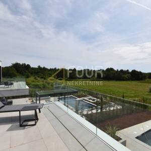 Istra, Poreč, moderna villa s bazenom, krovna terasa, sauna