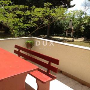 ISTRA, POREČ - Obiteljska kuća s garažom na prostranom građevinskom zemljištu!