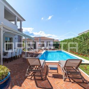 ISTRA, POREČ (OKOLICA) - Bezvremenska vila s bazenom - investicija u luksuz