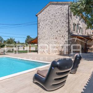 Istra, Poreč okolica- kamena kuća s bazenom, pogledom na more i velikom okućnico