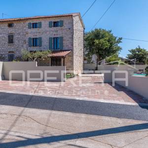 Istra, Poreč okolica- kamena kuća s bazenom, pogledom na more i velikom okućnico