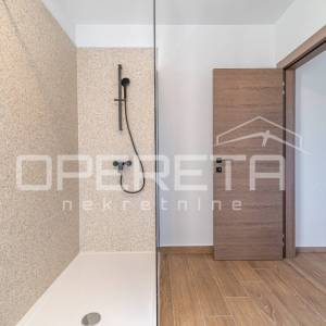 Istra, Poreč okolica- kamena kuća s bazenom, pogledom na more i velikom okućnico