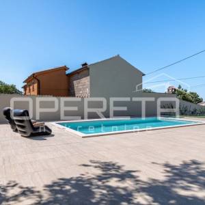 Istra, Poreč okolica- kamena kuća s bazenom, pogledom na more i velikom okućnico