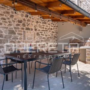 Istra, Poreč okolica- kamena kuća s bazenom, pogledom na more i velikom okućnico