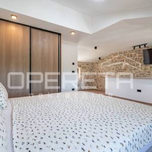 Istra, Poreč okolica- kamena kuća s bazenom, pogledom na more i velikom okućnico