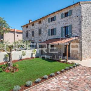 Istra, Poreč okolica- kamena kuća s bazenom, pogledom na more i velikom okućnico