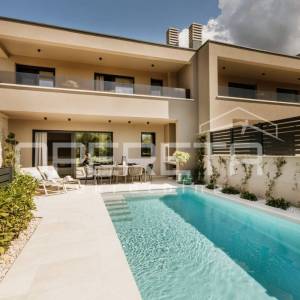 Istra, Poreč okolica - moderna dvojna kuća s bazenom – 700 m od mora
