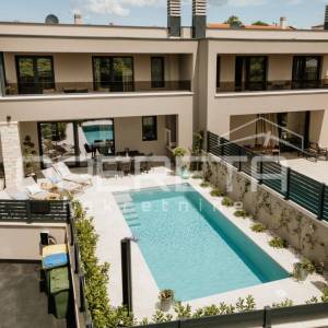 Istra, Poreč okolica - moderna dvojna kuća s bazenom – 700 m od mora
