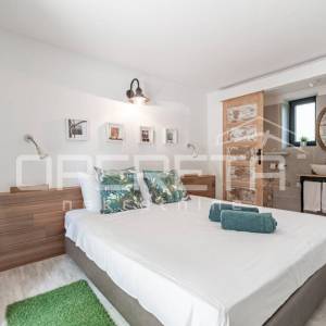 Istra, Poreč okolica-rustikalna kuća s bazenom i studio apartmanom
