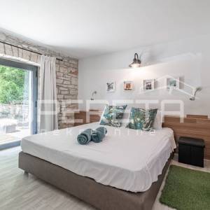 Istra, Poreč okolica-rustikalna kuća s bazenom i studio apartmanom
