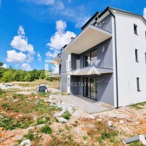 ISTRA, POREČ, OKOLICA - Stan na prvom katu s pogledom na prirodu