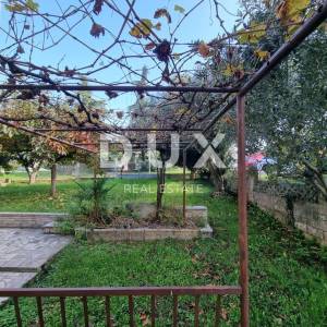 ISTRA, POREČ - Prostrana kuća za adaptaciju u mirnom djelu grada