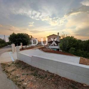 ISTRA, POREČ - Prostrana kuća na velikoj okućnici, PRILIKA!!!
