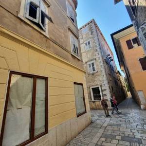 ISTRA, POREČ - Prostrani stan u srcu starog grada