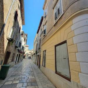 ISTRA, POREČ - Prostrani stan u srcu starog grada