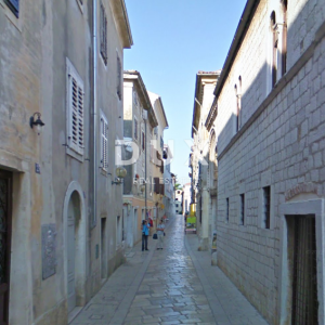 ISTRA, POREČ - Stan u starom gradu s velikim potencijalom