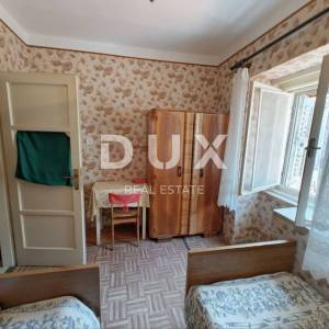 ISTRA, POREČ - Stan u starom gradu s velikim potencijalom