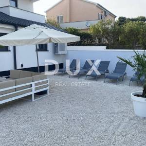 ISTRA, PREMANTURA - Predivan stan s privatnim dvorištem, udaljen svega 700m od prirodnih plaža