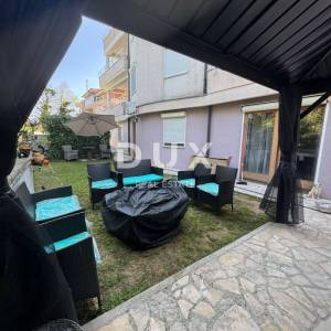 ISTRA, PREMANTURA - Stan s vrtom i bazenom u neposrednoj blizini mora!