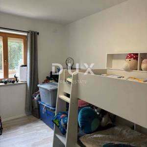 ISTRA, PREMANTURA - Stan s vrtom i bazenom u neposrednoj blizini mora!