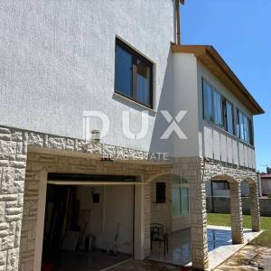 ISTRA, PREMANTURA - Velika kuća s garažom i 3 stambene jedinice!