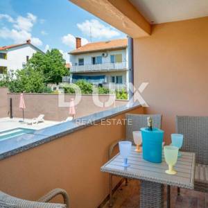 ISTRA, PULA - Apartmanska kuća s bazenom i uređenom okućnicom