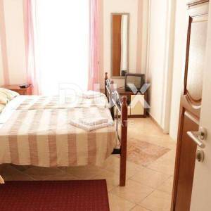 ISTRA, PULA - Apartmanska kuća u strogome centru s bazenom i okućnicom