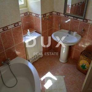ISTRA, PULA - Apartmanska kuća u strogome centru s bazenom i okućnicom