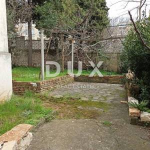 ISTRA, PULA - Austrougarska vila za renovaciju u blizini mora 