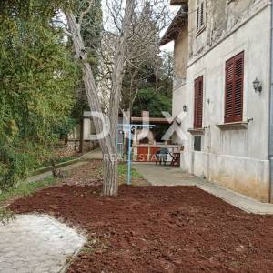 ISTRA, PULA - Austrougarska vila za renovaciju u blizini mora 