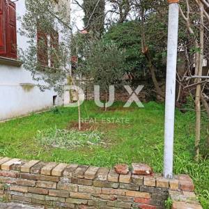 ISTRA, PULA - Austrougarska vila za renovaciju u blizini mora 