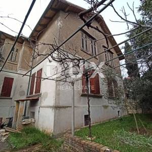 ISTRA, PULA - Austrougarska vila za renovaciju u blizini mora 