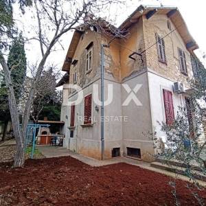 ISTRA, PULA - Austrougarska vila za renovaciju u blizini mora 
