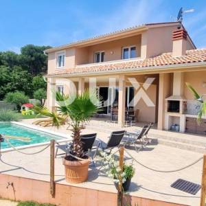 ISTRA, PULA - Blizu centra daleko od troškova- energetski štedljiva vila!