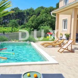 ISTRA, PULA - Blizu centra daleko od troškova- energetski štedljiva vila!