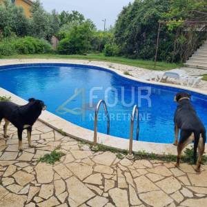 Istra, Pula, dvije kuće, bazen, 4 garaže, velika okućnica