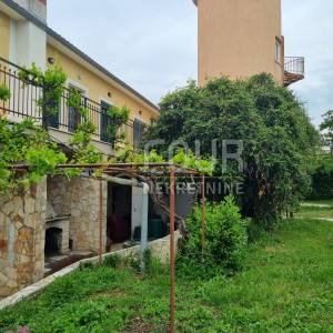Istra, Pula, dvije kuće, bazen, 4 garaže, velika okućnica