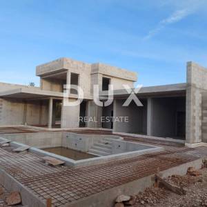 ISTRA, PULA - ekskluzivna vila s bazenom u rohbau fazi - privatna lokacija s okućnicom 2700m2