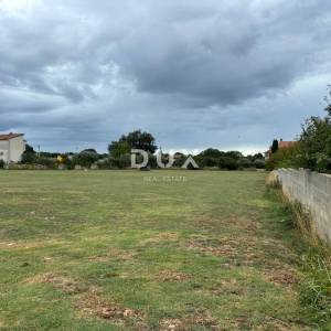 ISTRA, PULA - Građevinski teren za višestambene zgrade ili naselje s vilama!  