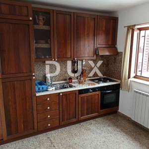 ISTRA, PULA - Kuća na idealnoj lokaciji s velikim potencijalom
