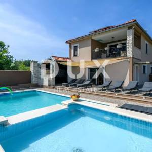 ISTRA, PULA - Kuća s bazenom i prostranom okućnicom
