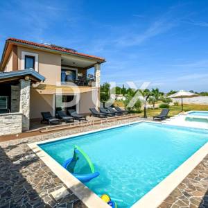 ISTRA, PULA - Kuća s bazenom i prostranom okućnicom