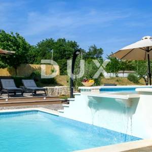 ISTRA, PULA - Kuća s bazenom i prostranom okućnicom