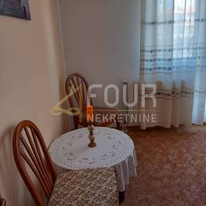 Istra, Pula, kuća s garažom, dodatnim apartmanom i dvorištem