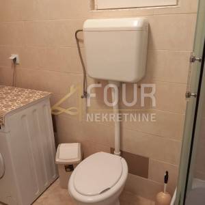 Istra, Pula, kuća s garažom, dodatnim apartmanom i dvorištem