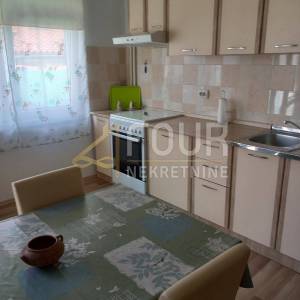 Istra, Pula, kuća s garažom, dodatnim apartmanom i dvorištem