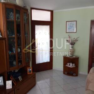 Istra, Pula, kuća s garažom, dodatnim apartmanom i dvorištem